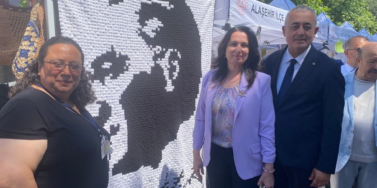 Manisa’da 7 bin 600 motifli Atatürk portresi sergiye damga vurdu