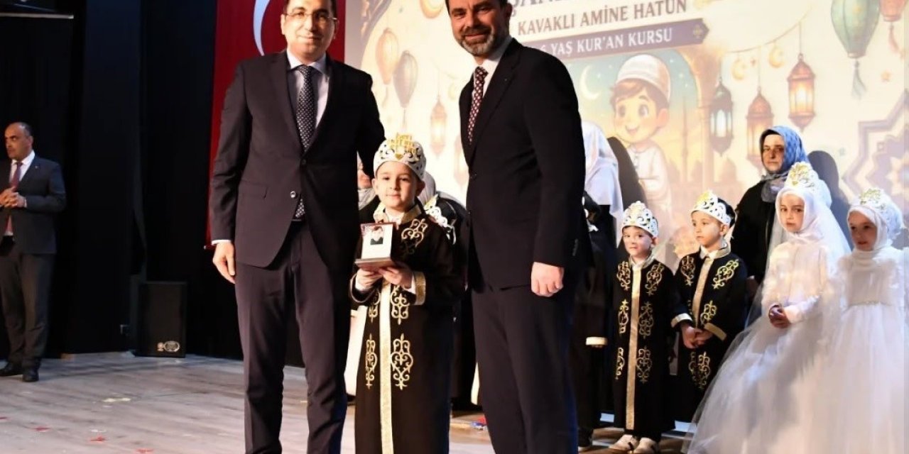 Kur’an kursunu başlarına taç takarak tamamladılar