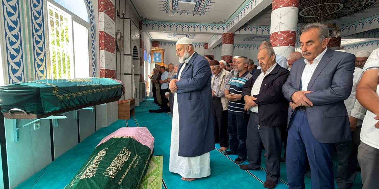 Denizli’deki otobüs faciasında hayatını kaybeden anne ve kızı İzmir’de toprağa verildi