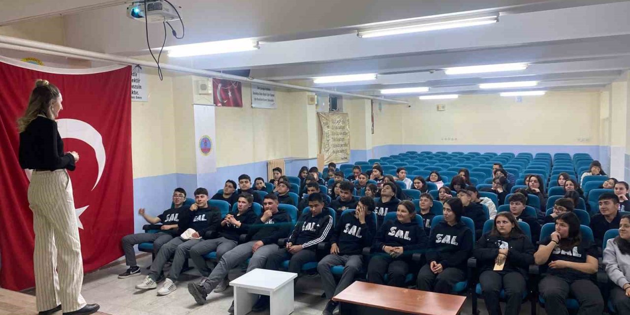 Selendi’de liseliler yapay zeka ile geleceğe hazırlandı