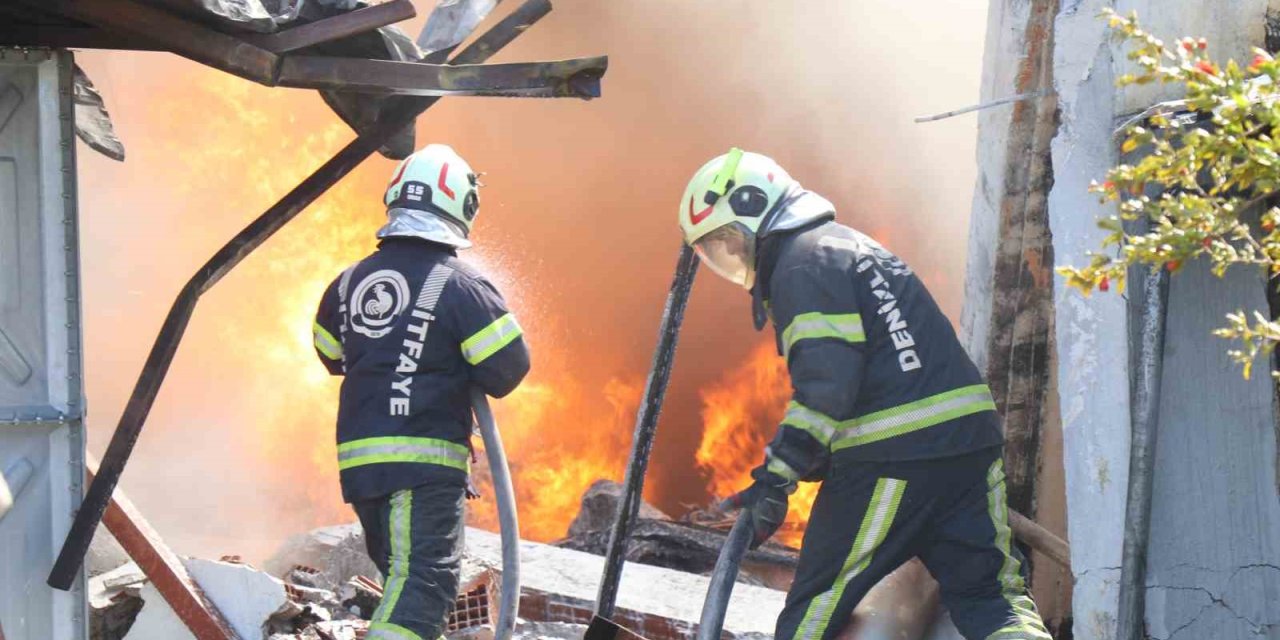 Kauçuk fabrikasını saran alevlere müdahale sürüyor