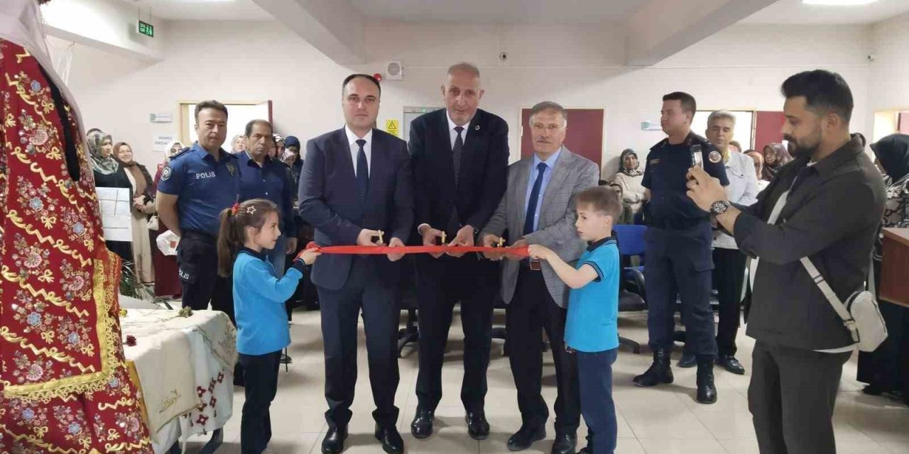 Aslanapa’da yılsonu sergisi açıldı