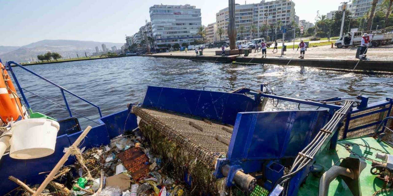 İzmir Körfezi’nden 1,2 milyon ton dip çamuru, binlerce ton atık temizlendi