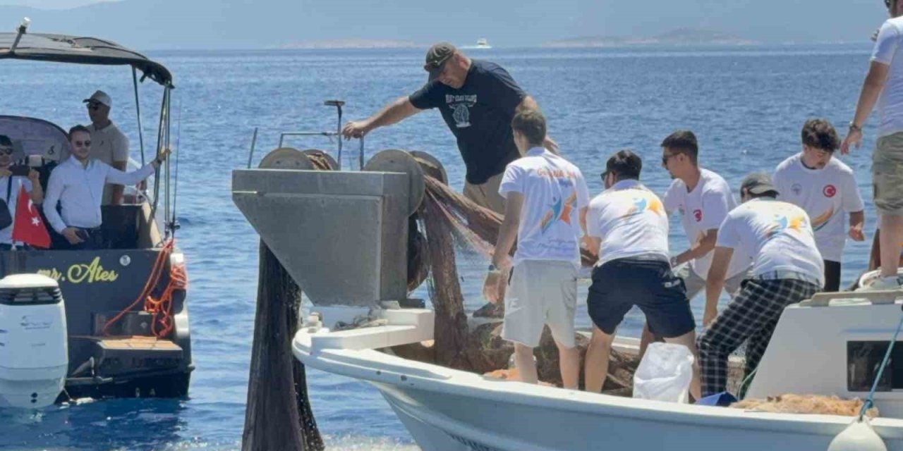 Bodrum’da 2 bin metrekare hayalet ağ temizlendi, binlerce yavru balık doğaya bırakıldı