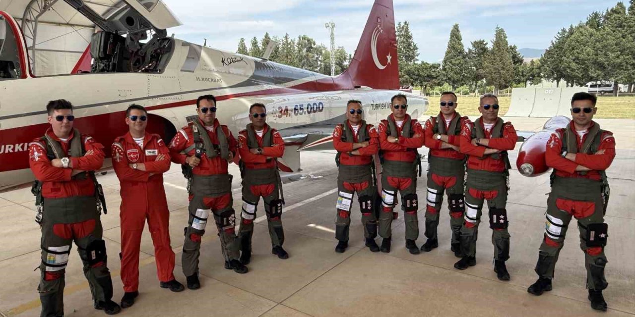 Türk Yıldızları ve SOLOTÜRK’ten İzmir semalarında nefes kesen prova