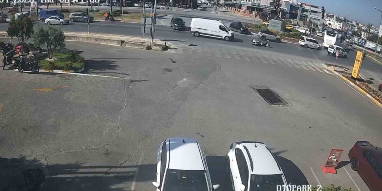Bodrum’daki kaza kamerada: "Motosiklet savruldu, 2 kişi yaralandı"