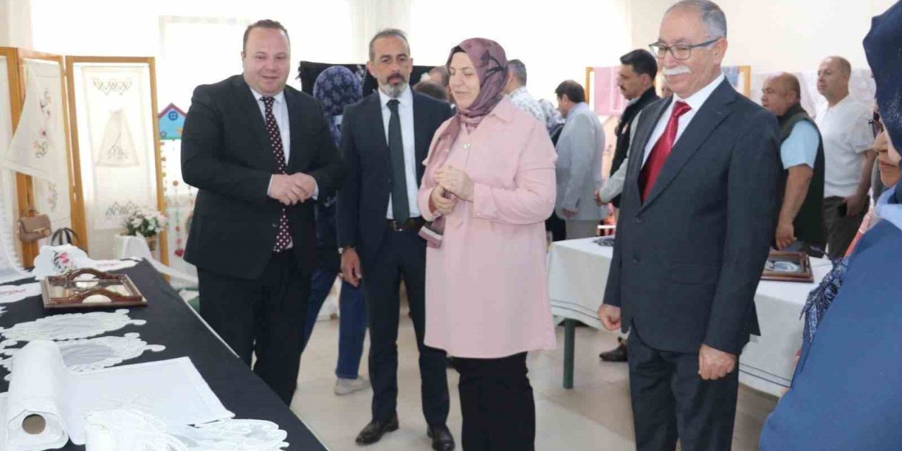 Şuhut Halk Eğitim Merkezinin yıl sonu sergisi büyük ilgi gördü
