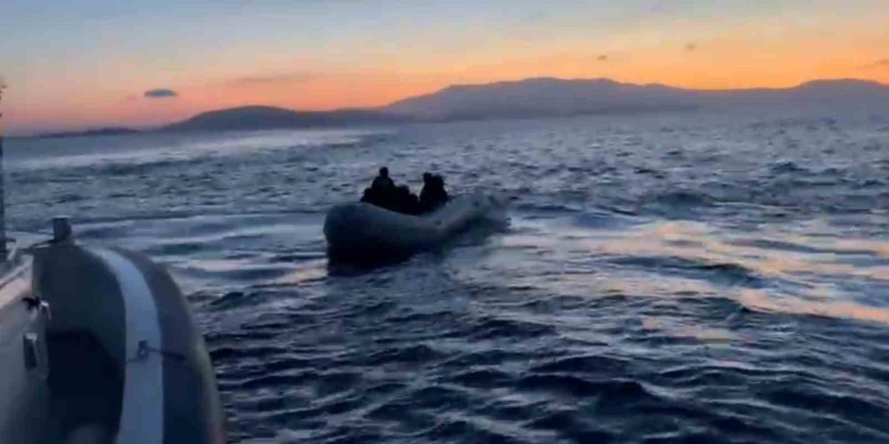 Adalar Denizi’nde sürüklenen 32 göçmen kurtarıldı, kaçmaya çalışan 14 göçmen yakalandı