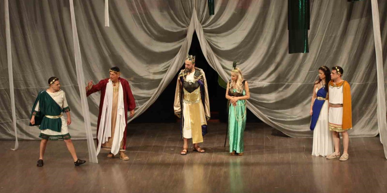 EGİAD Tiyatro Kulübü’nden anlamlı gece