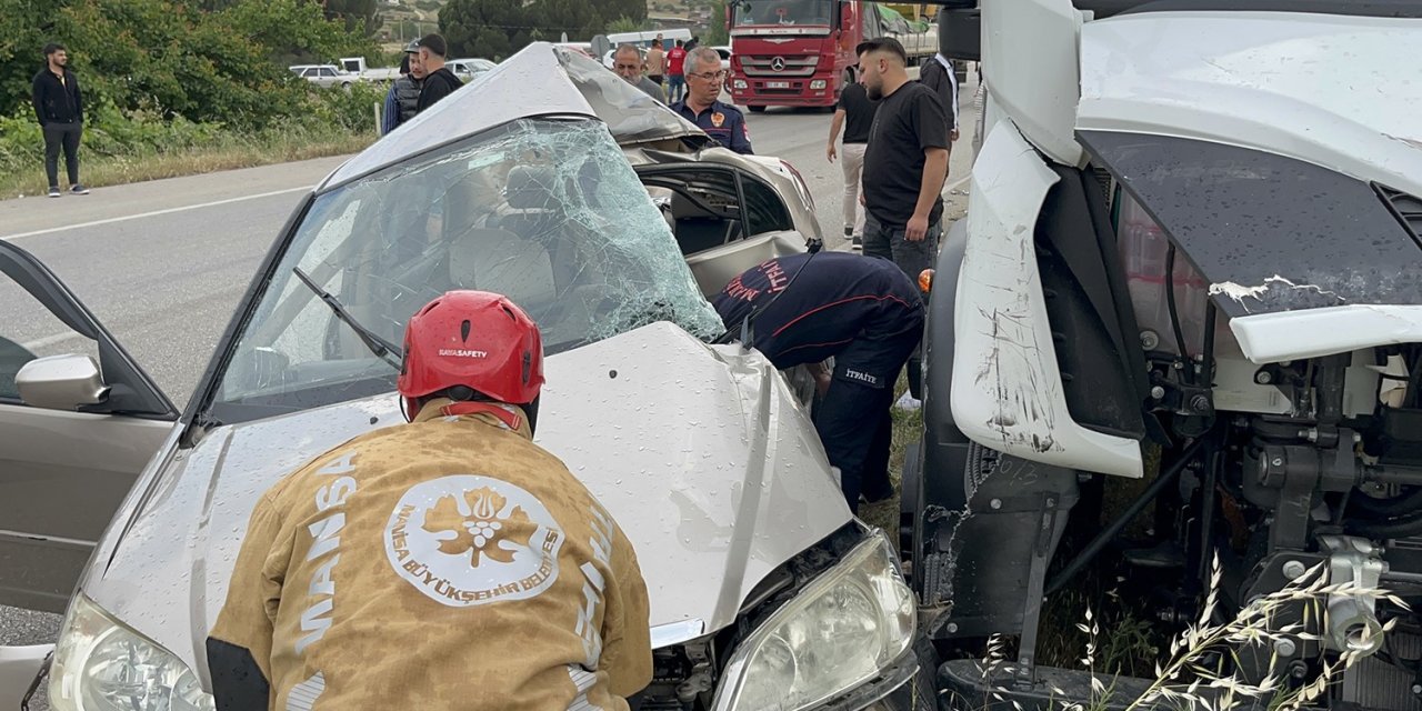 Kula’da otomobil ile tır çarpıştı: 1 ağır yaralı
