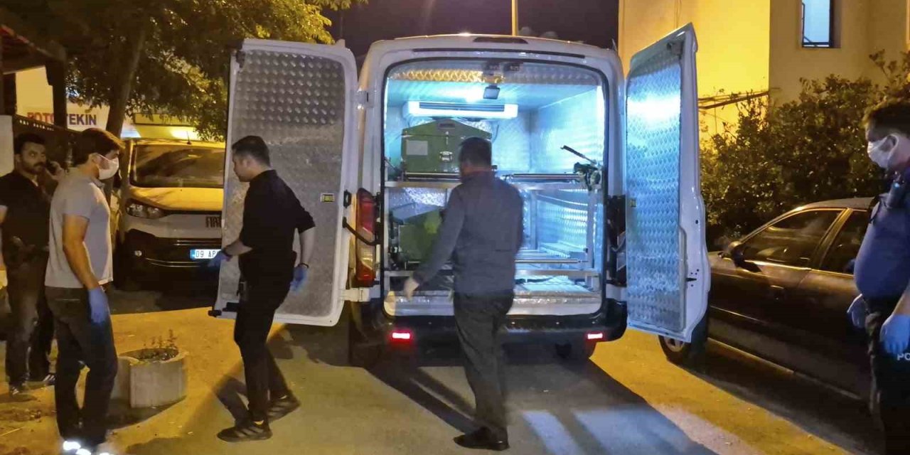 Babasının cesediyle 2 gün aynı evde yaşadı