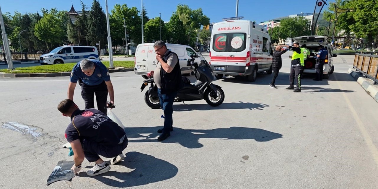 Kütahya’da motosiklet ile elektrikli bisiklet çarpıştı: 1 yaralı