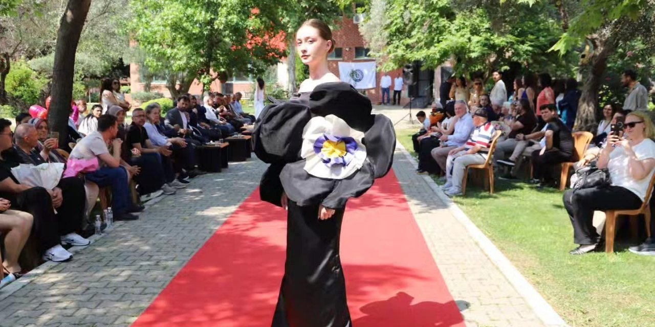 Bayındır’da moda tasarımı defilesi damga vurdu