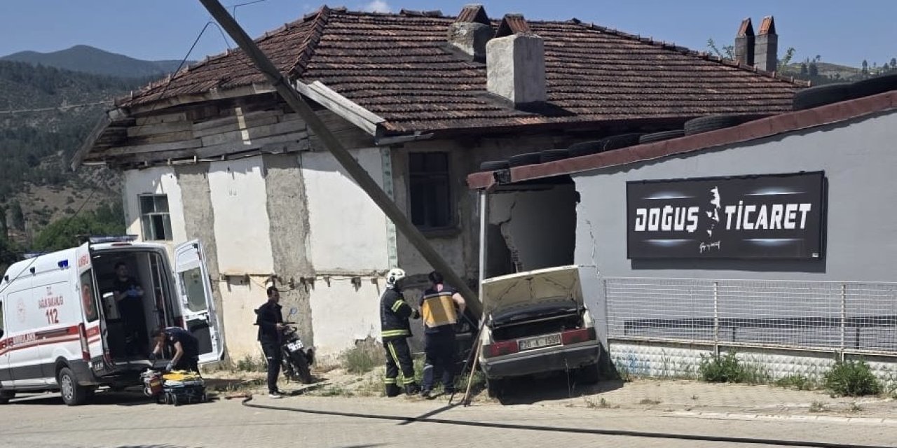 Deponun duvarına çarpan otomobildeki yaşlı karı koca hayatını kaybetti