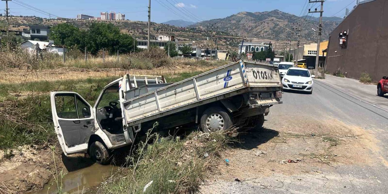 Direksiyon hakimiyetini kaybedince kanala uçtu