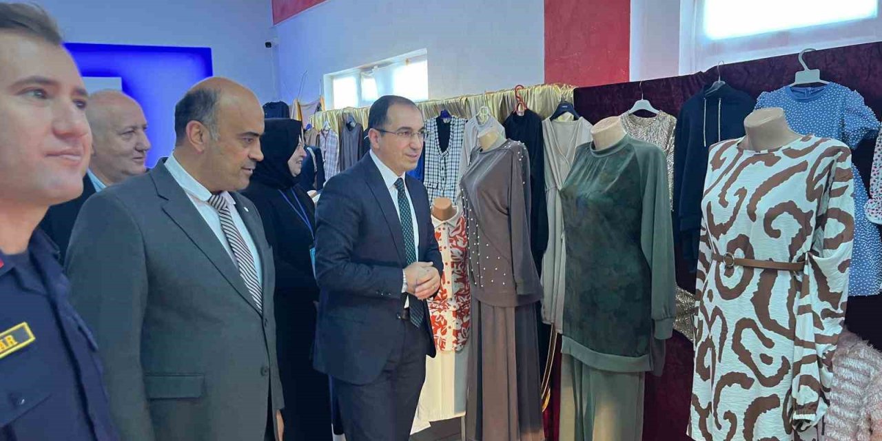 Tavşanlı’da kursiyerlerin el emeği ürünleri sergilendi
