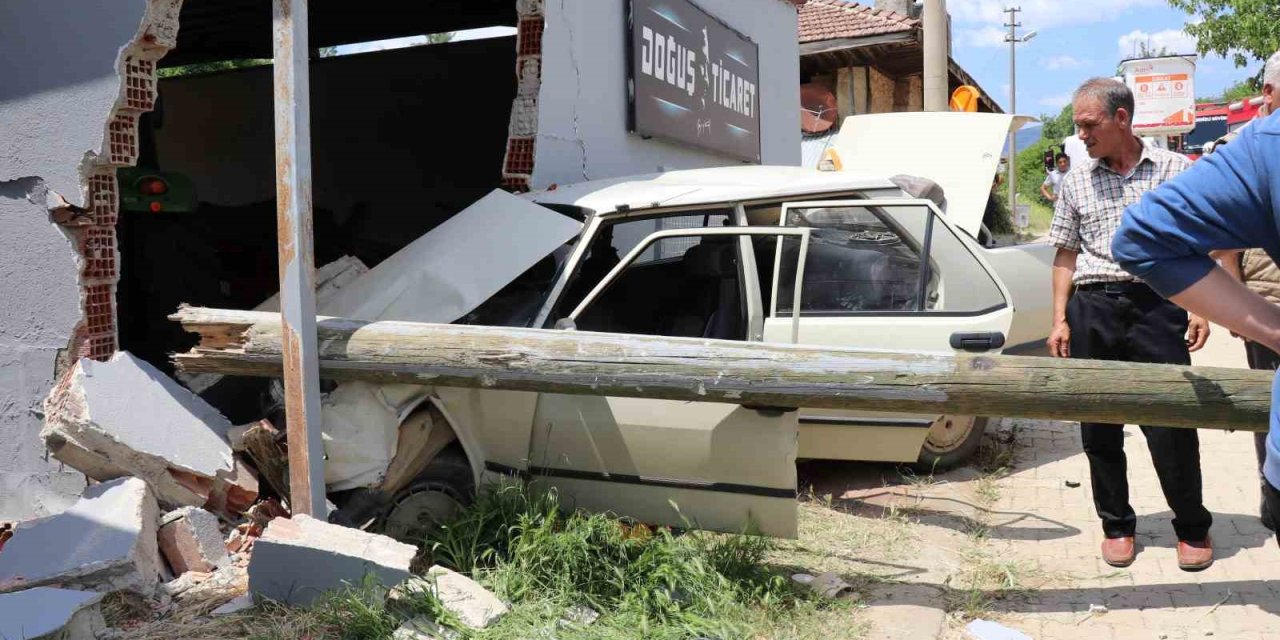 Yaşlı karı koca duvara çarpan otomobilde can verdi