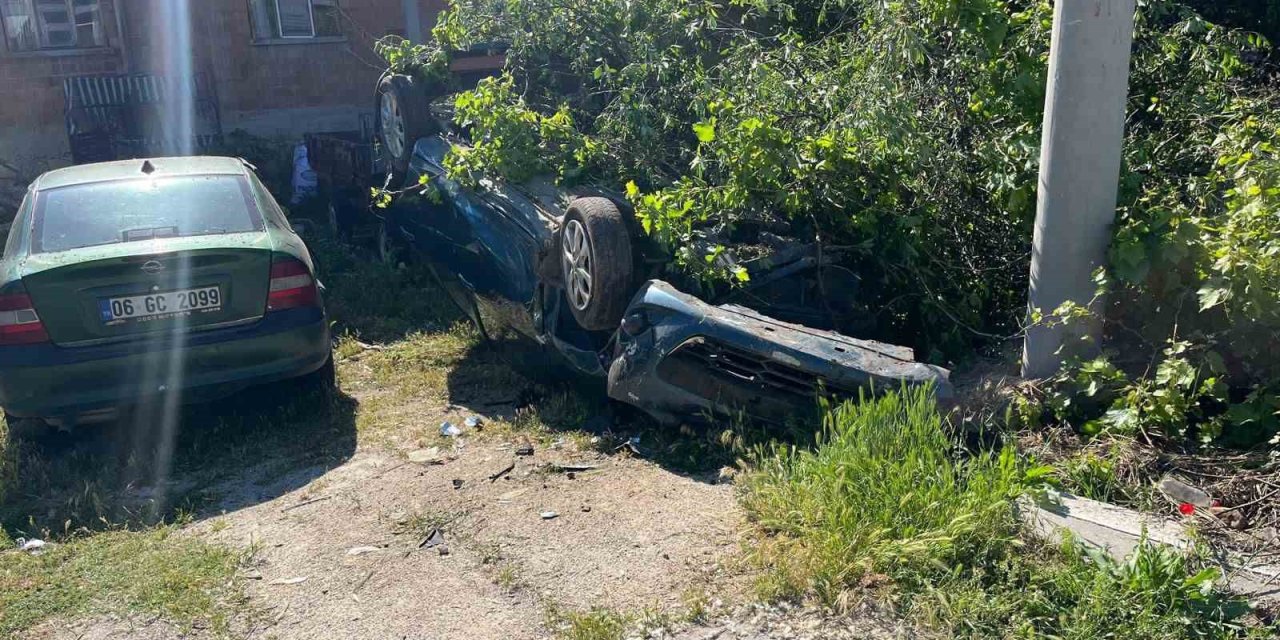 Takla atıp bahçeye devrilen otomobilin sürücüsü yaralandı