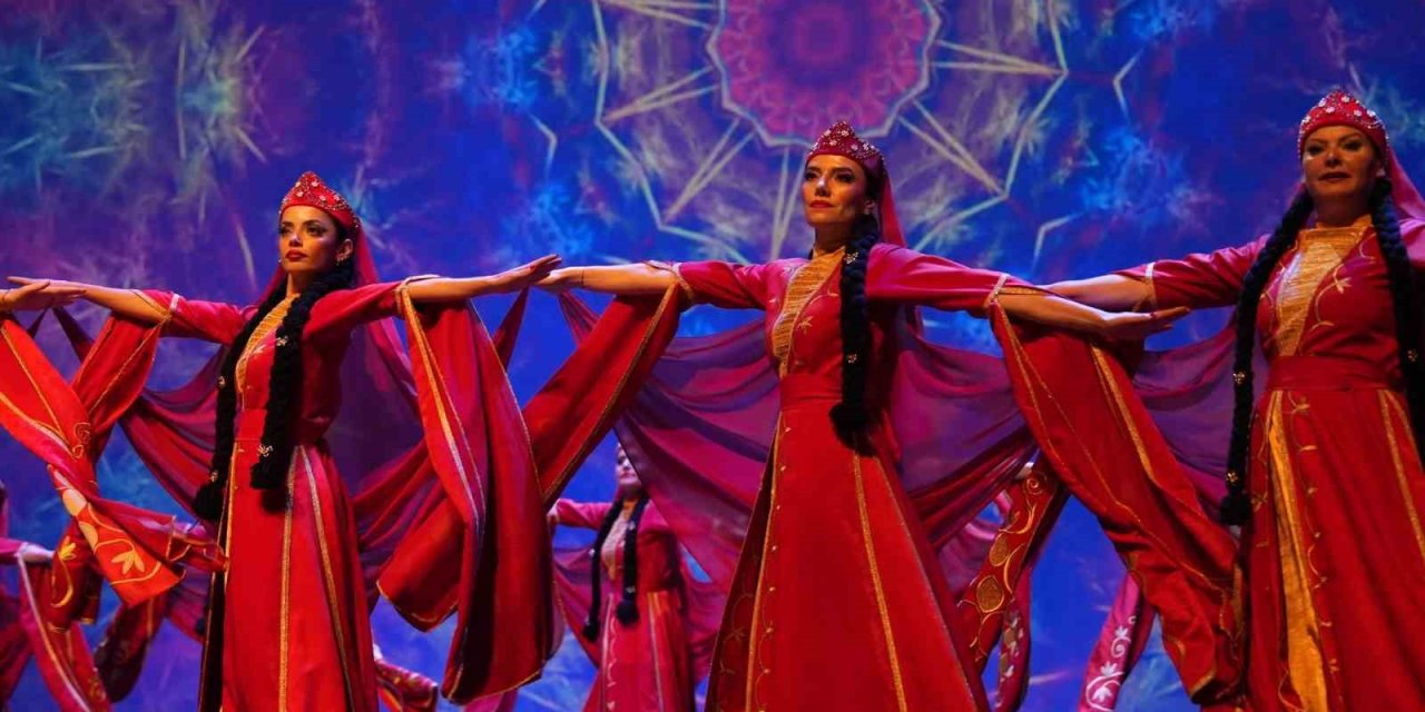 Halk danslarının hasadı sahnede toplandı
