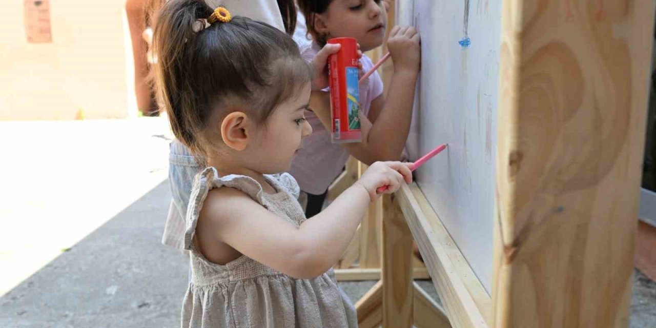 Manisa’da çocuklar hayal dünyalarını resimlere yansıttı