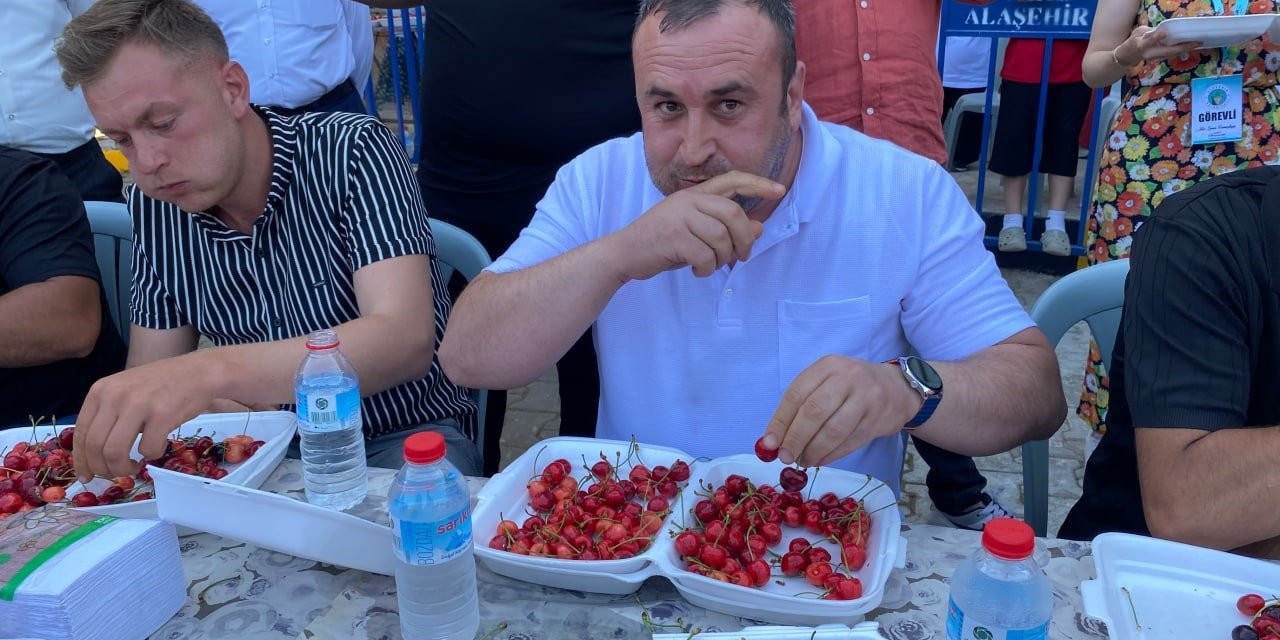 Manisa’da düzenlenen Kiraz Festivali’nde Kiraz Yeme Yarışması renkli görüntülere sahne oldu