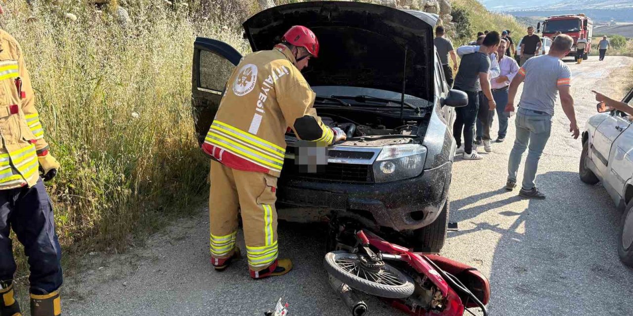 Motosiklet otomobille çarpıştı: 1 yaralı