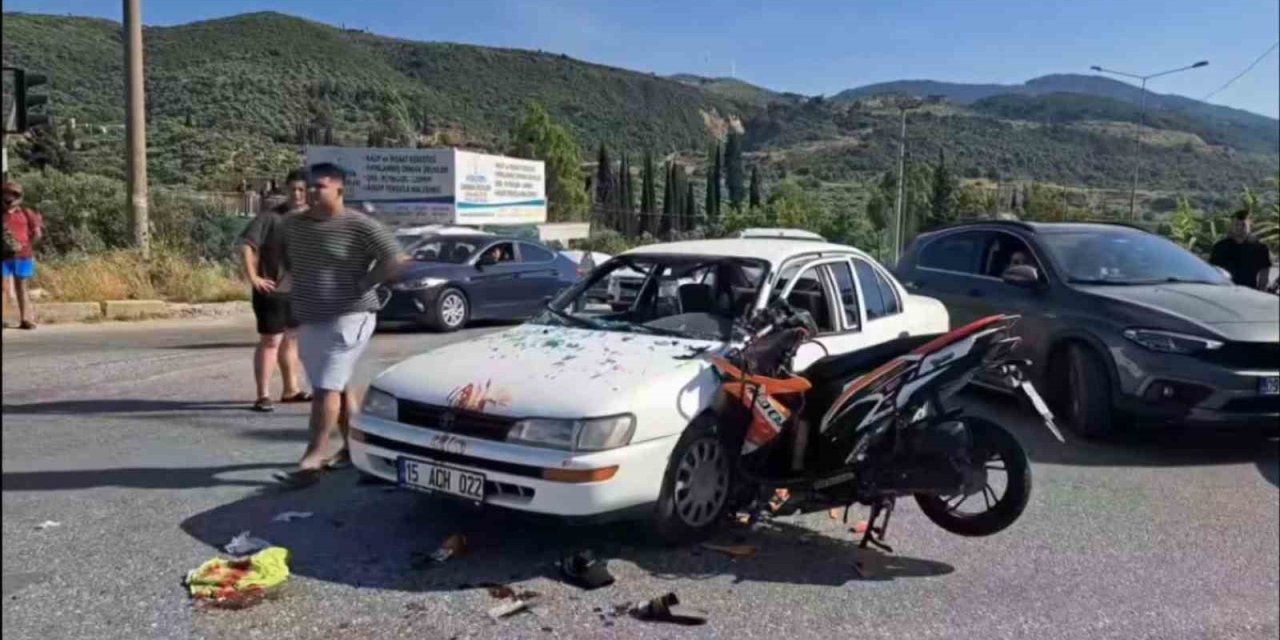Motosiklet otomobile ok gibi saplandı