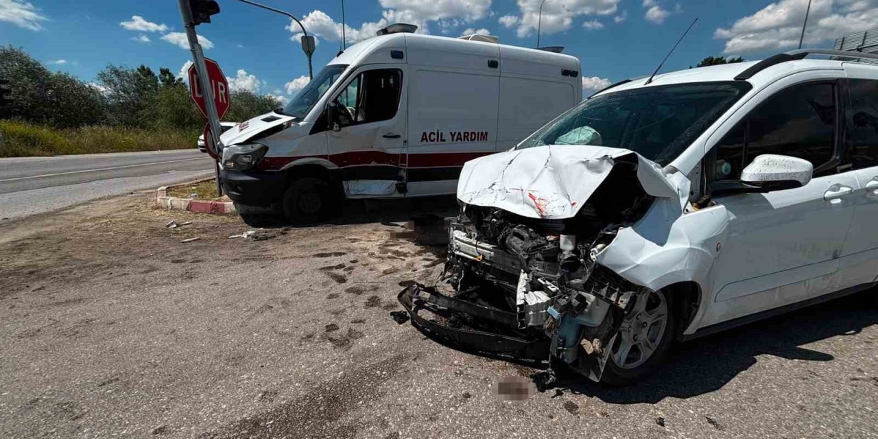 Kütahya’da ambulans hafif ticari araçla çarpıştı: 7 yaralı