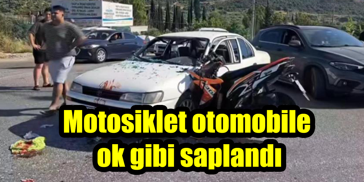 Motosiklet otomobile ok gibi saplandı
