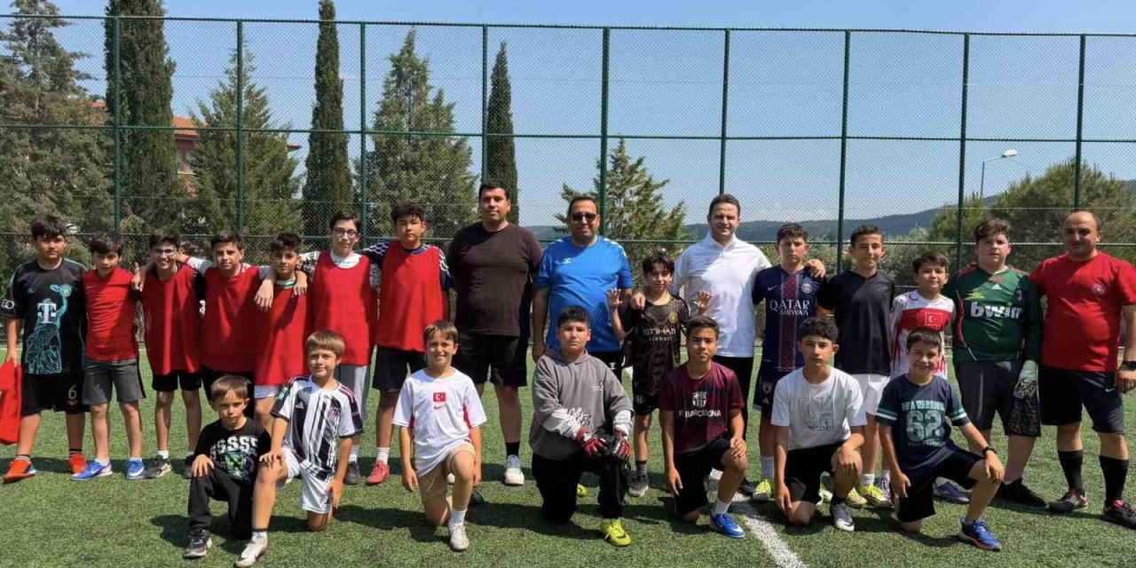 Halı sahada öğrenciler öğretmenlerle bir araya geldi