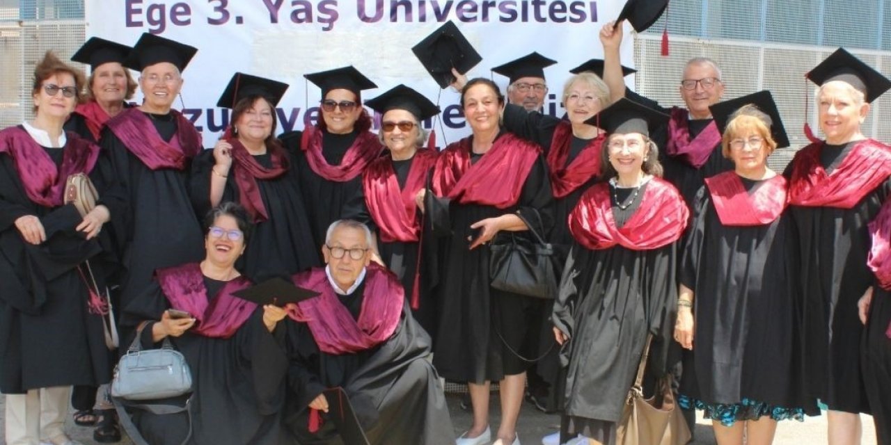 Ege Üniversitesinde 3. Yaş Üniversitesinin 140 çınarı diplomalarını aldı