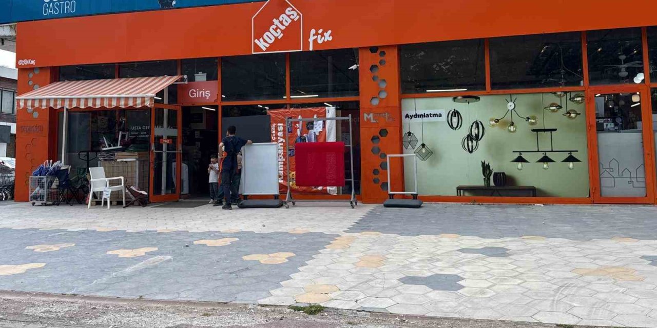 Muğla’da Koç Holding’e bağlı Koçtaş’a taşlı saldırı