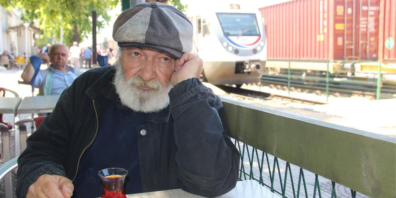 Evsiz kaldı, trenlerde yaşamını sürdürüyor