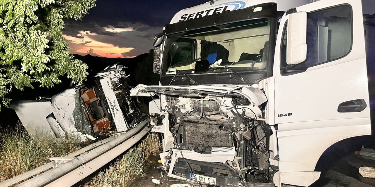 Manisa’da iki tır çarpıştı: 1’i ağır 2 yaralı