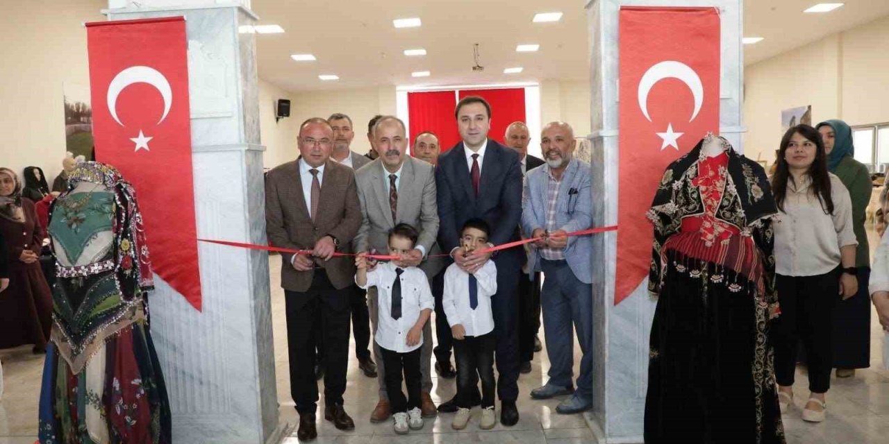 Çavdarhisar’da yılsonu sergisi açıldı