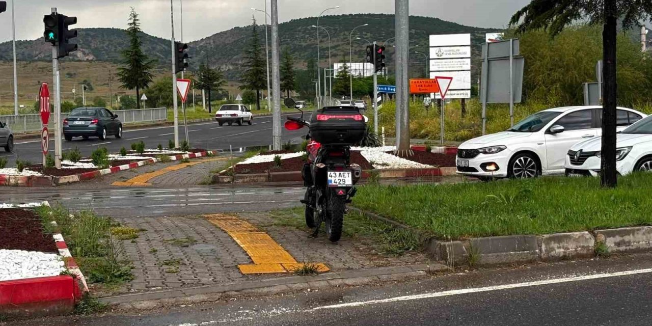 Tavşanlı’da otomobille çarpışan motosikletli yaralandı