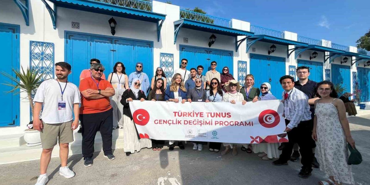 Afyonkarahisarlı 3 genç Tunus’u gezdi