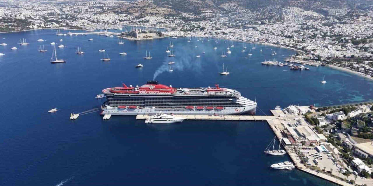 Dev kruvaziyer Scarlet Lady Bodrum’a yanaştı
