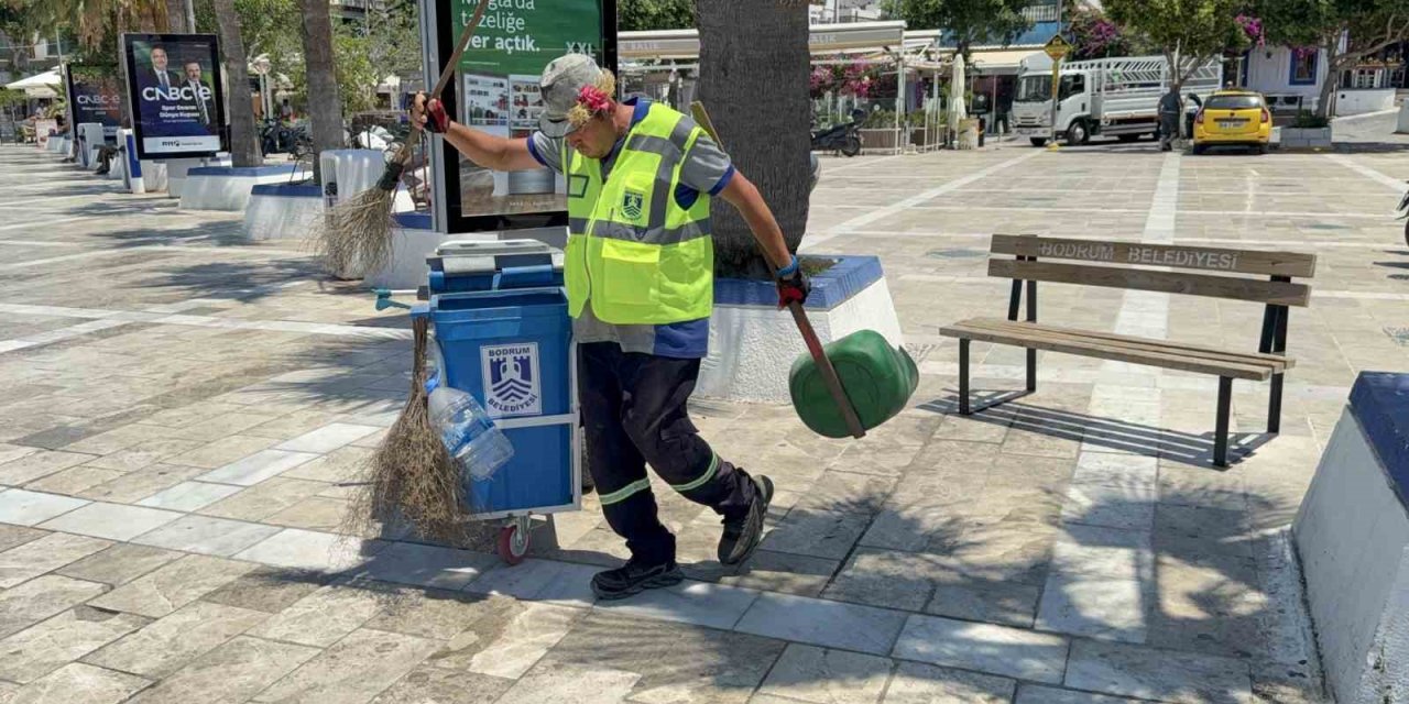 Bodrum sokaklarını müzikle temizliyor