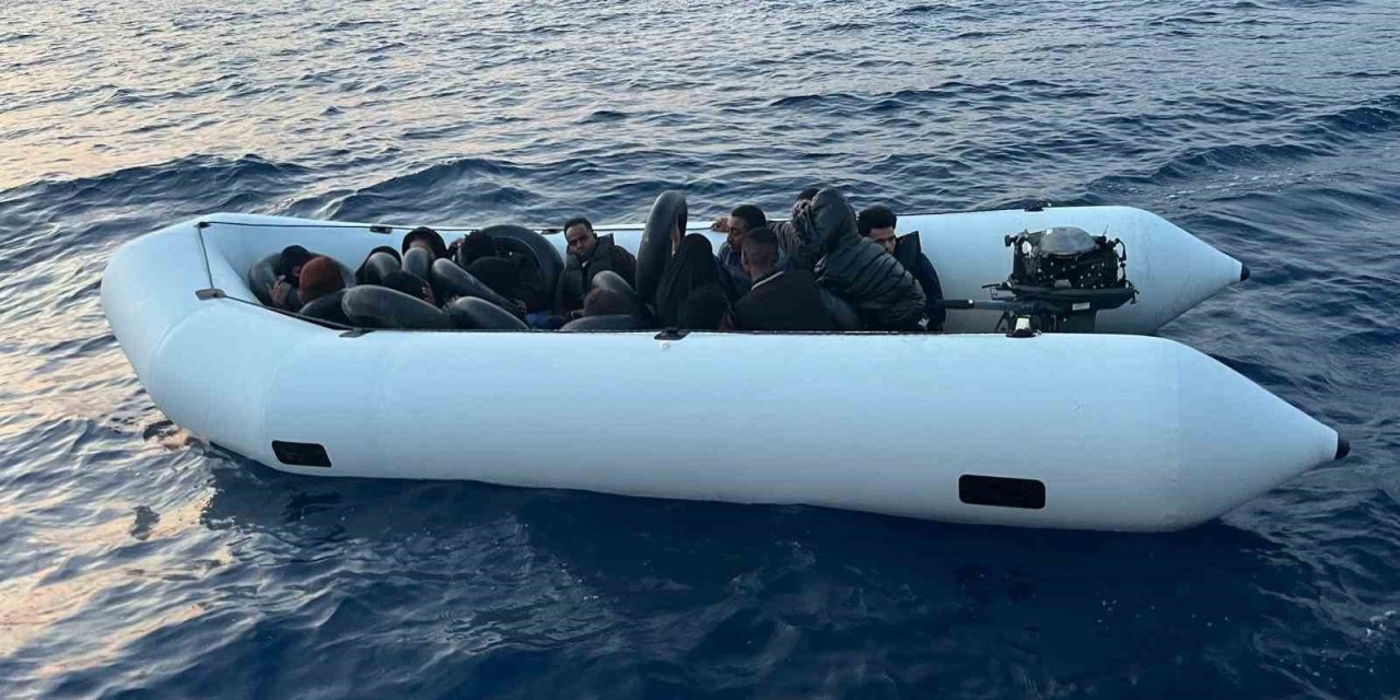 Kuşadası’nda 18 düzensiz göçmen kurtarıldı