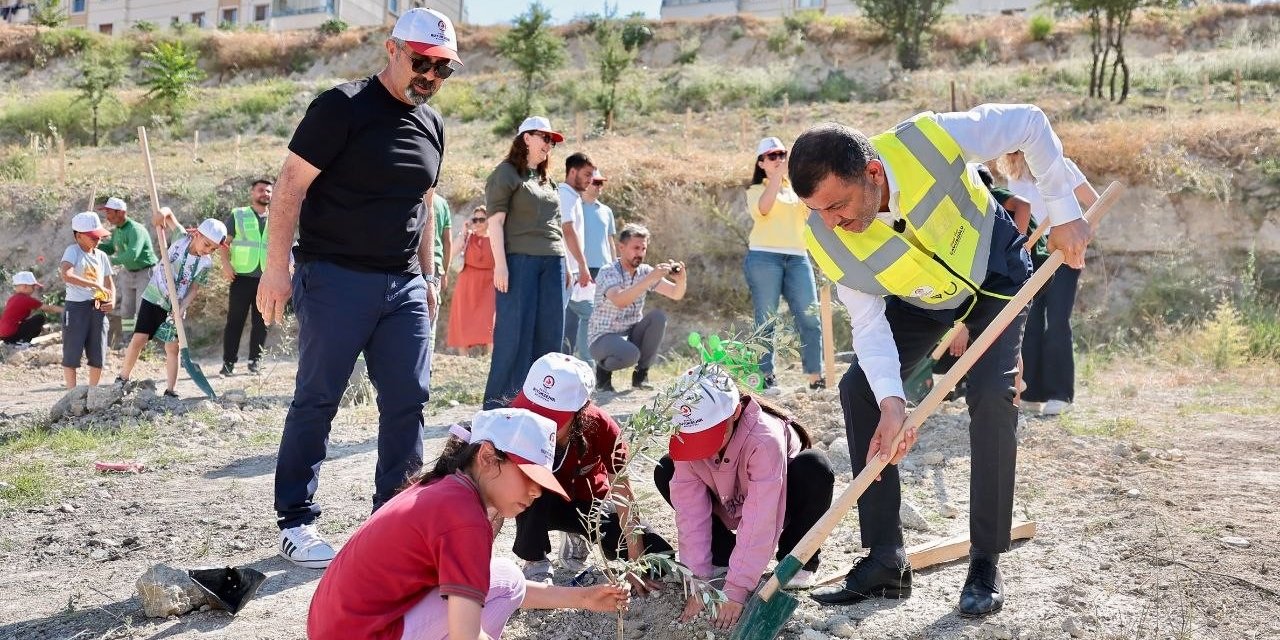 Doğayla buluşan çocuklar zeytin fidanlarıyla yeşile katkı yaptı