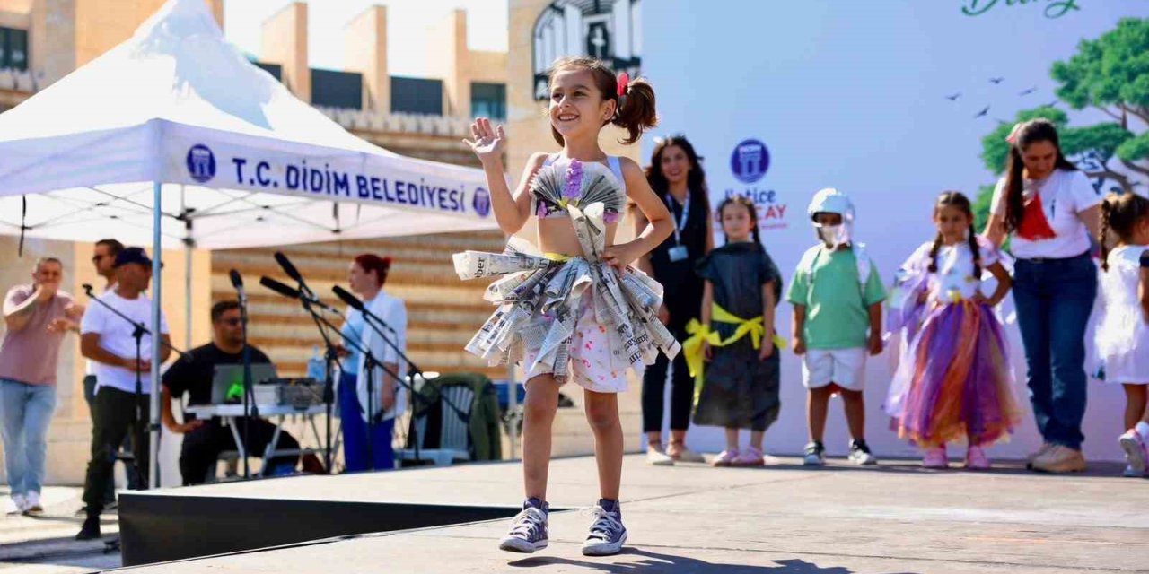Didim’de minik tasarımcılar geri dönüşüm defilesiyle çevreye dikkat çekti