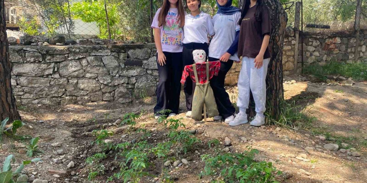 Okul bahçesi hem üretim alanına hem geri dönüşüm merkezine dönüştü
