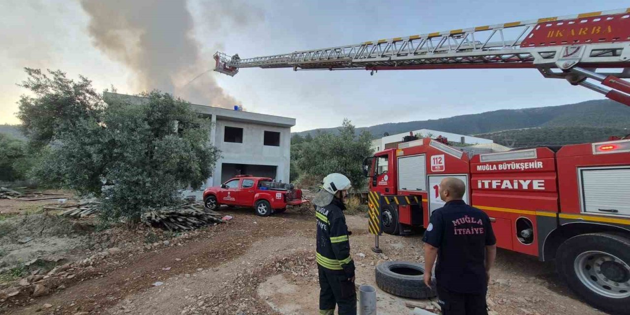 Milas’taki çatı yangını söndürüldü