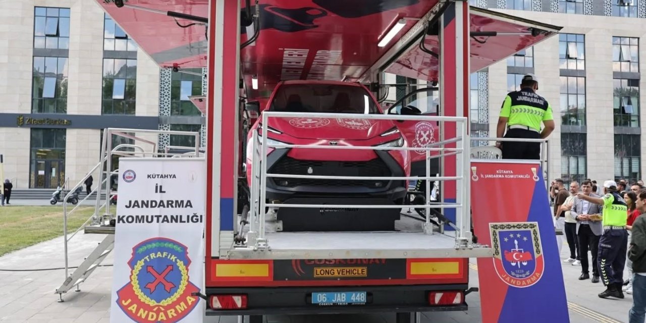 Kütahya’da Jandarma’nın 187. Yılına Özel Trafik Güvenliği etkinliği ilgi gördü