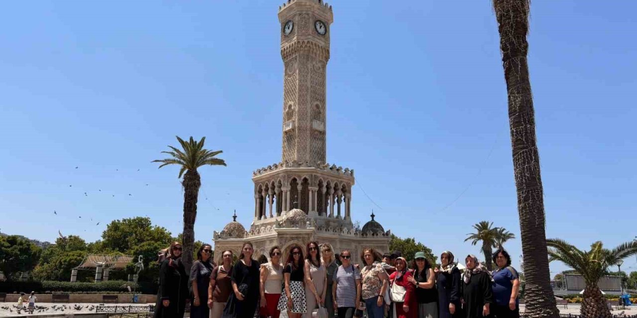 Manisalı kadınlar İzmir’i gezdi