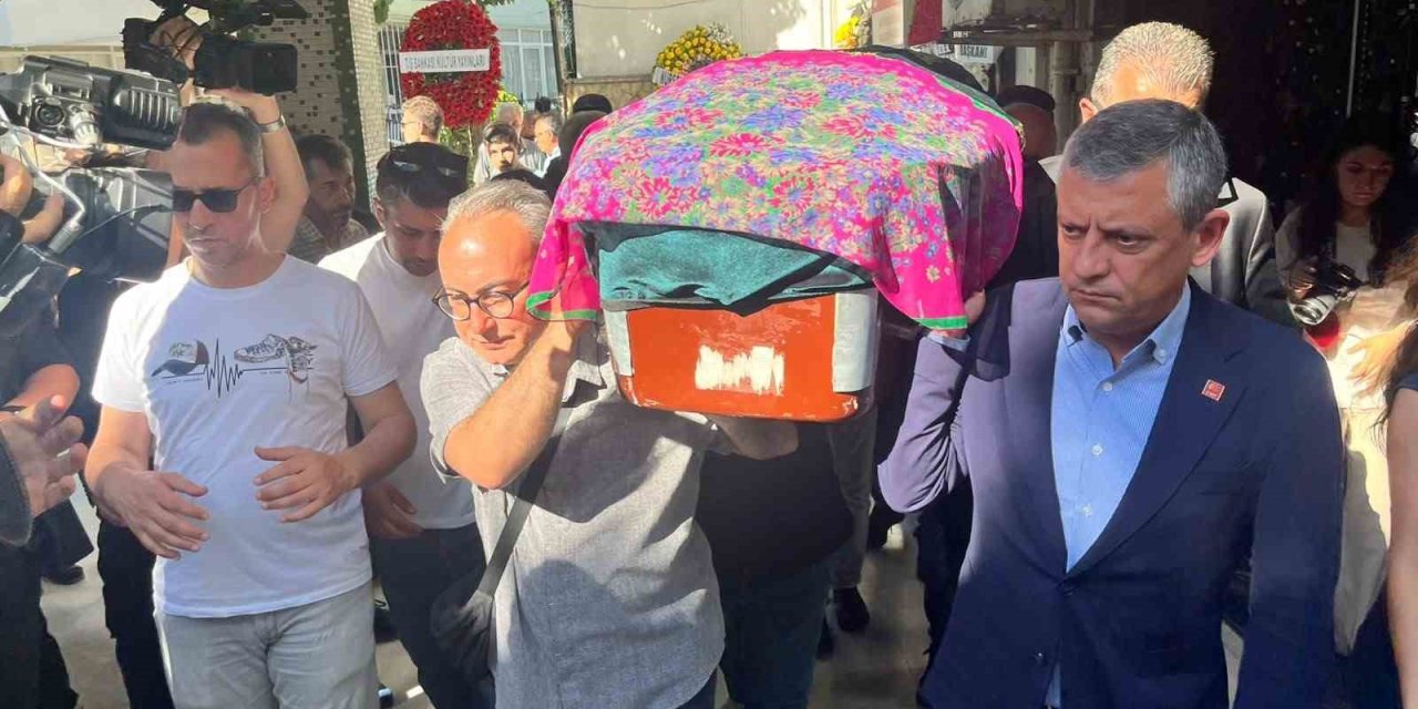 Özgür Özel, İzmir’de Gönülşen ailesinin cenazesine katıldı