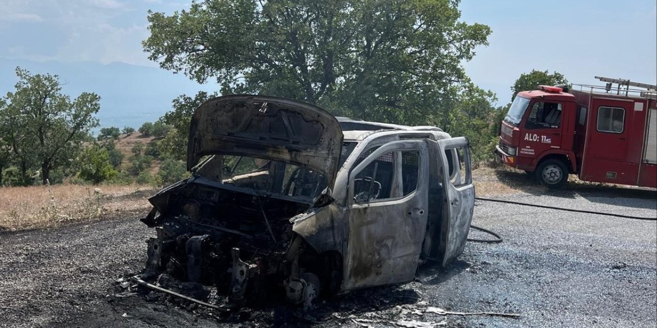Manisa’da kamyonet küle döndü