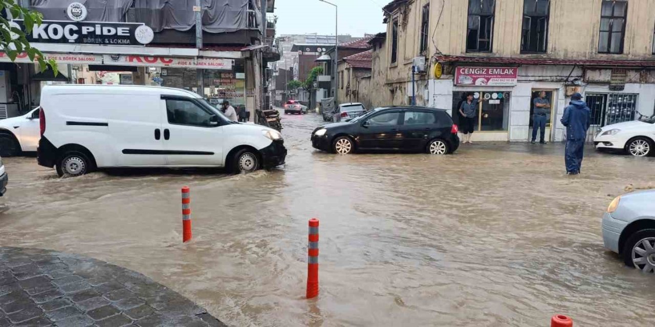 Salihli’yi sağanak vurdu, çok sayıda ev ve iş yeri su altında kaldı