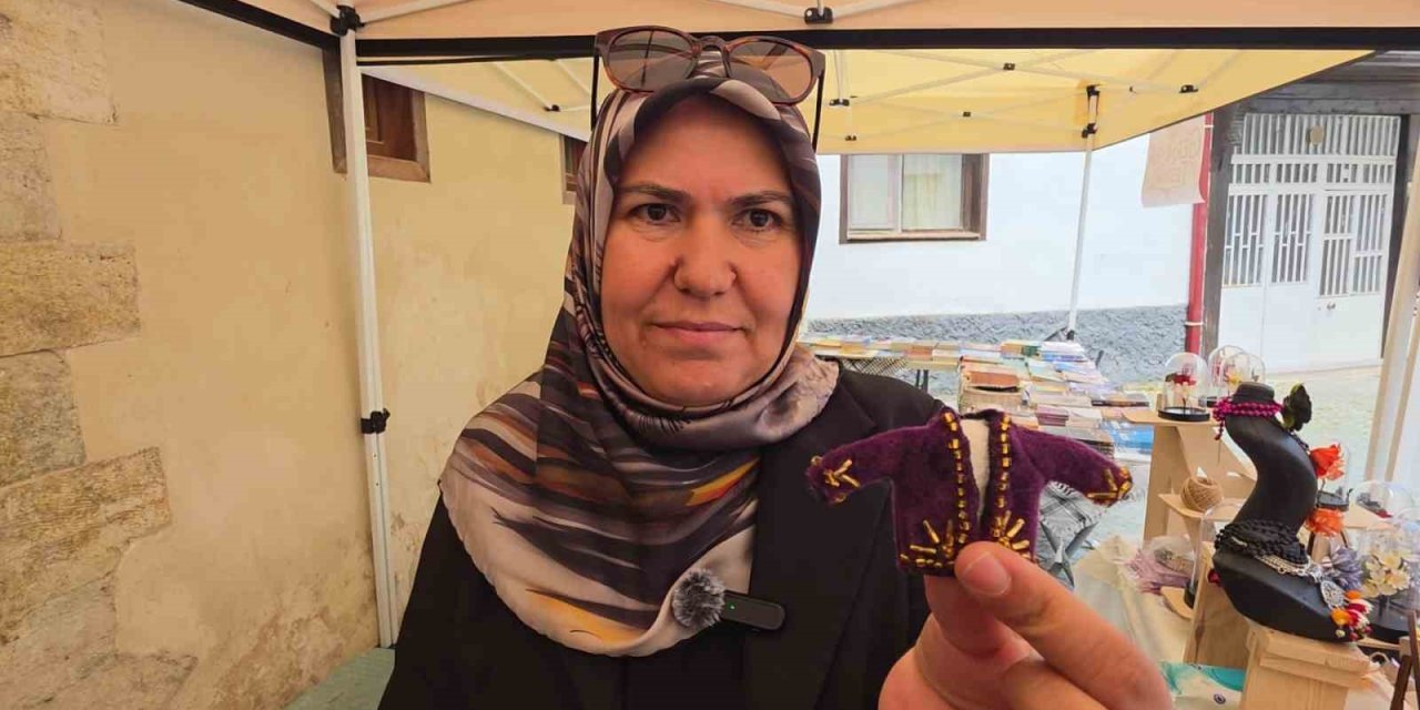 Sanatçı Nuray Taşkıran "Mor Cepken" geleneğini ipek kozalarla geleceğe taşıyor